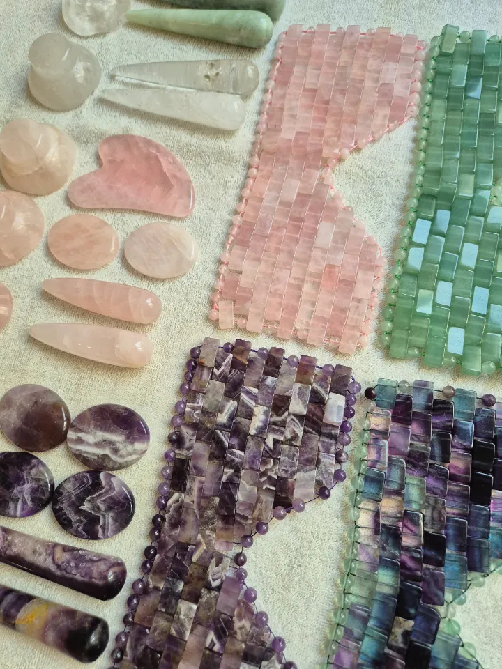 Edelsteentools van rozenkwarts, amethist, aventurijn en fluoriet op een witte doek